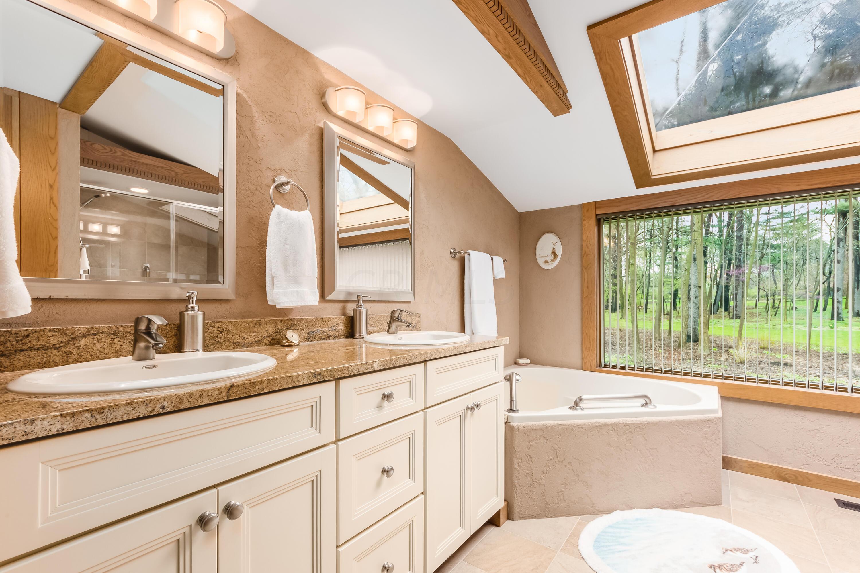 4398 Dublin Road Columbus, OH 43221 - Photo 29 of 61 Spa like bath