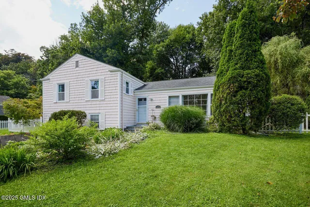 a view of a house with backyard and garden