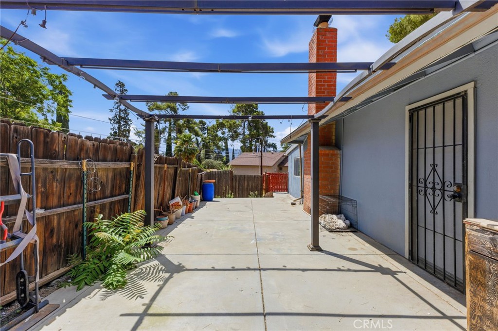 96 West Repplier Road Banning, CA 92220 - Photo 50 of 53 Side yard off kitchen and garage