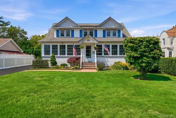 $995,000 | 11 Hampton Street, Sayville, NY 11782
