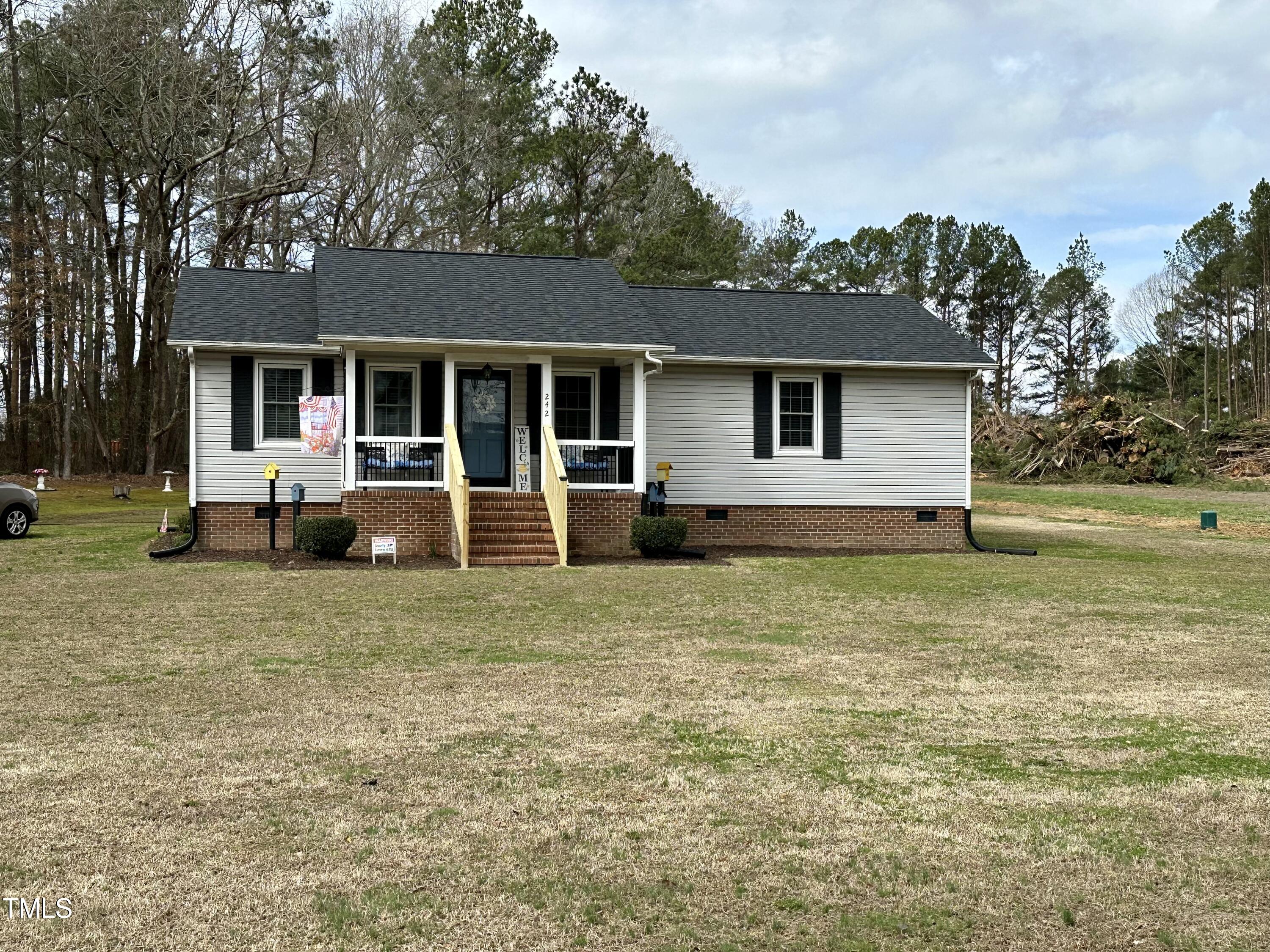 242 Edwards Road Henderson, NC 27537 - Photo 3 of 21 IMG_E1239