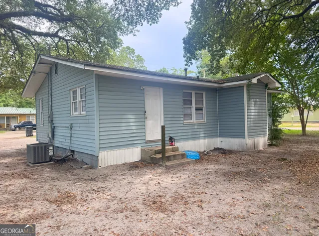 a view of a back yard of the house