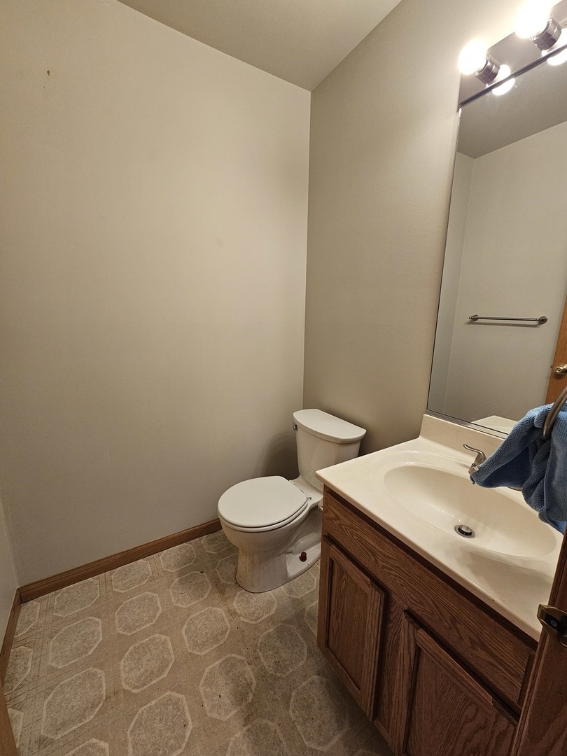 2013 Jeffrey Lane, Unit 2013 Elgin, IL 60123 - Photo 13 of 27 a bathroom with a sink and a toilet