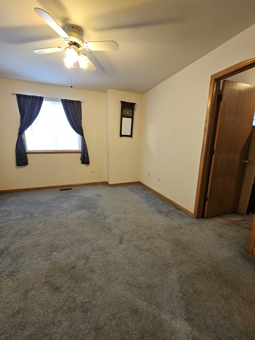 2013 Jeffrey Lane, Unit 2013 Elgin, IL 60123 - Photo 24 of 27 an empty room with windows and fan
