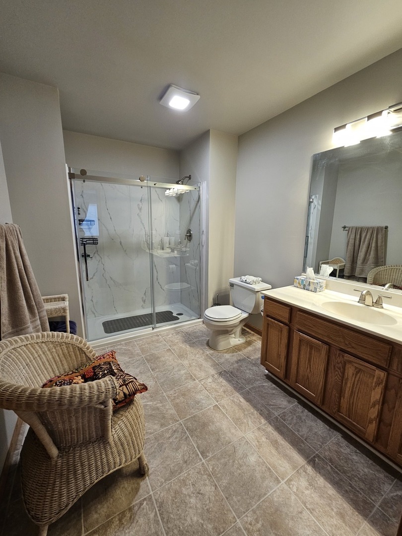 2013 Jeffrey Lane, Unit 2013 Elgin, IL 60123 - Photo 25 of 27 a spacious bathroom with a tub sink and mirror
