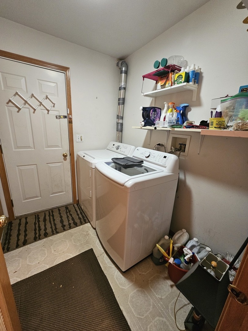 2013 Jeffrey Lane, Unit 2013 Elgin, IL 60123 - Photo 26 of 27 a room with storage and utility