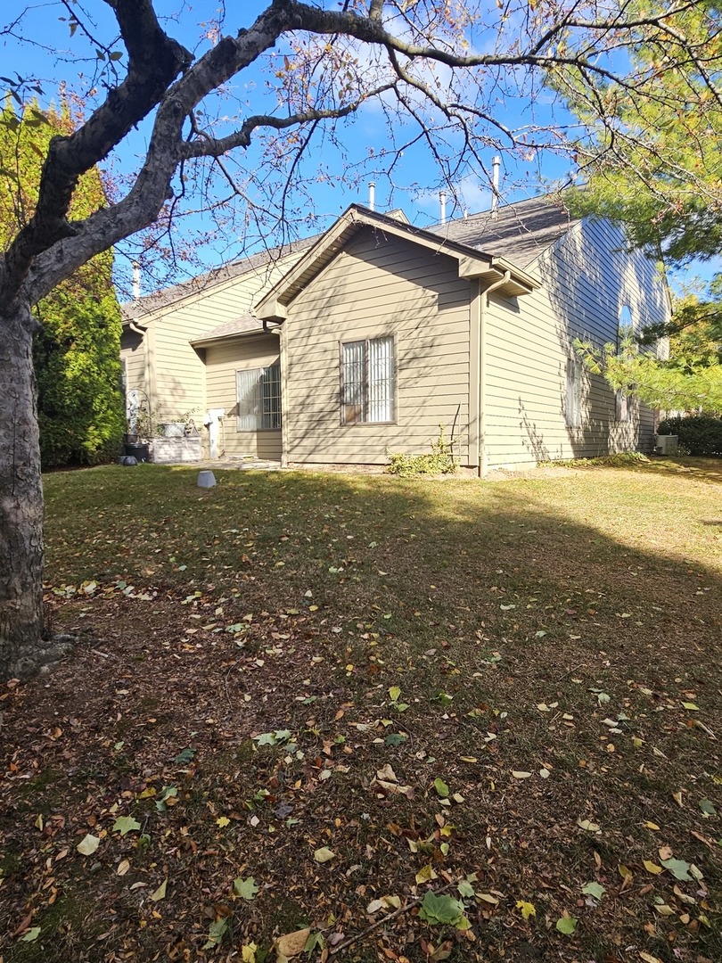 2013 Jeffrey Lane, Unit 2013 Elgin, IL 60123 - Photo 6 of 27 a view of a house with a yard