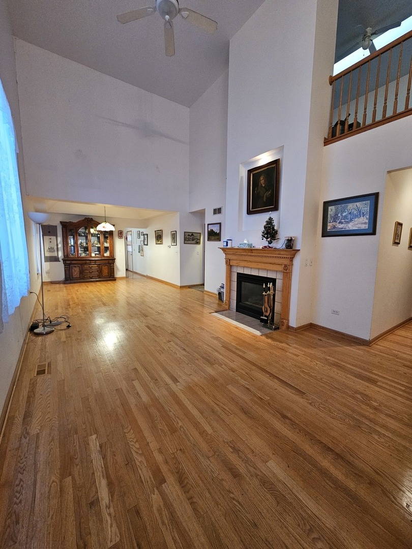 2013 Jeffrey Lane, Unit 2013 Elgin, IL 60123 - Photo 7 of 27 a view of a livingroom with furniture a flat screen tv and staircase