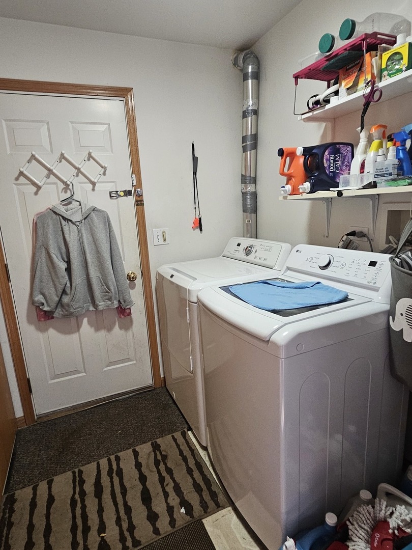 2013 Jeffrey Lane, Unit 2013 Elgin, IL 60123 - Photo 8 of 9 a utility room with dryer and washer