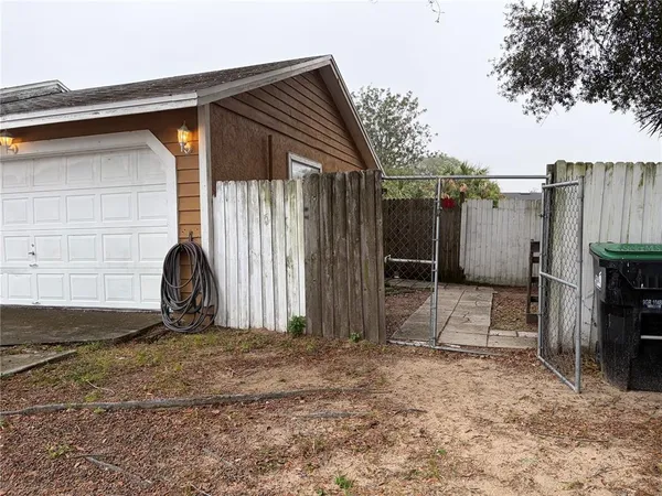 a view of backyard of the house