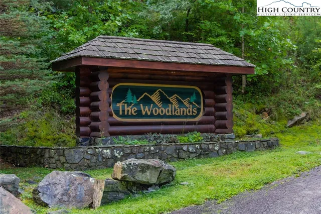 a sign that is sitting on a brick wall