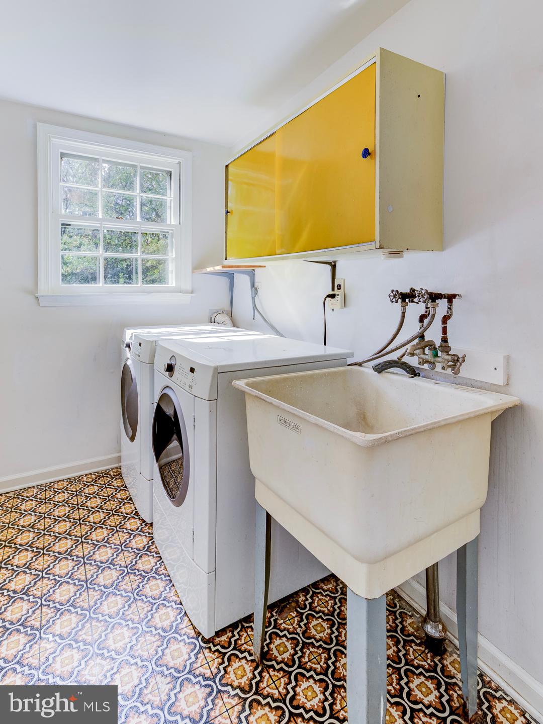 469 Dean Drive Kennett Square, PA 19348 - Photo 40 of 47 a utility room with sink washer and dryer