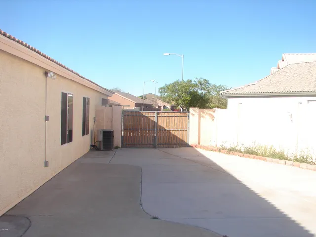 a view of a backyard