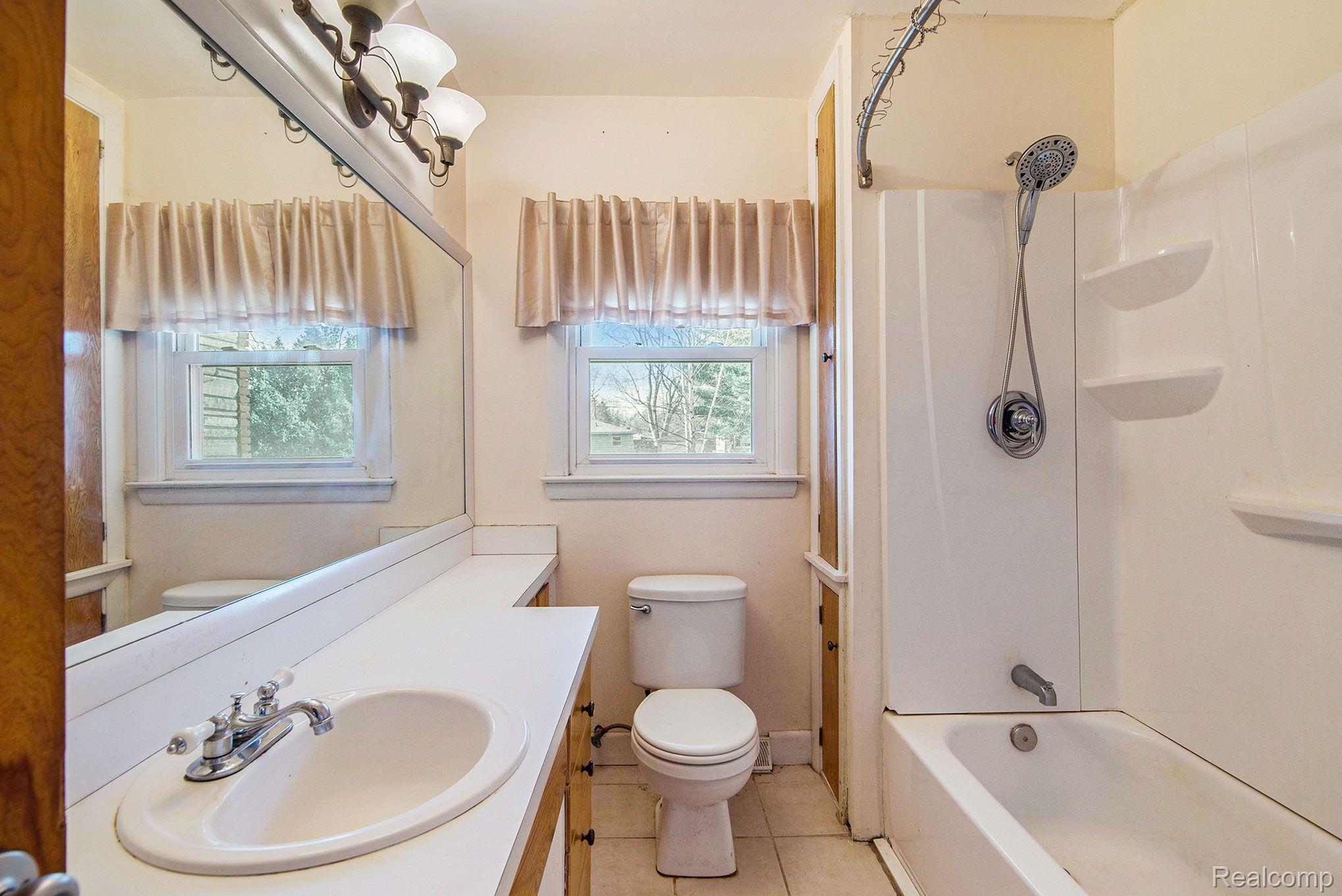 4275 Howe Road Grand Blanc, MI 48439 - Photo 13 of 24 Full Bath