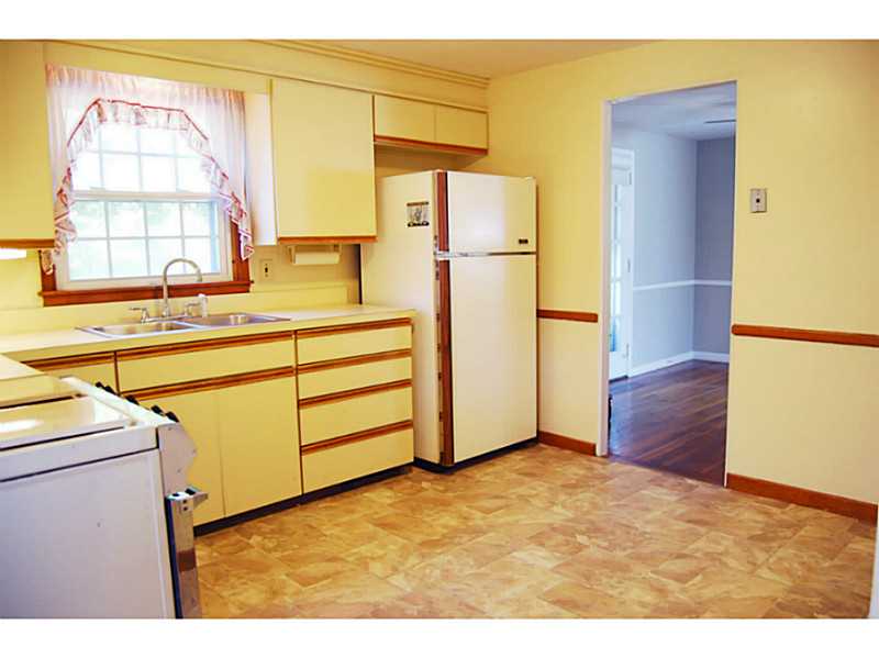 32 Plum Road East Providence, RI 02915 - Photo 12 of 25 Kitchen.