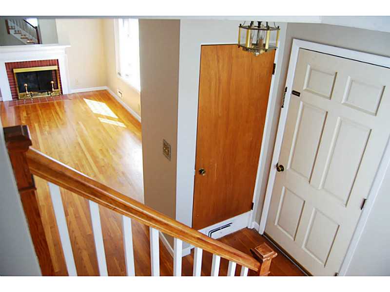 32 Plum Road East Providence, RI 02915 - Photo 3 of 25 Entry.