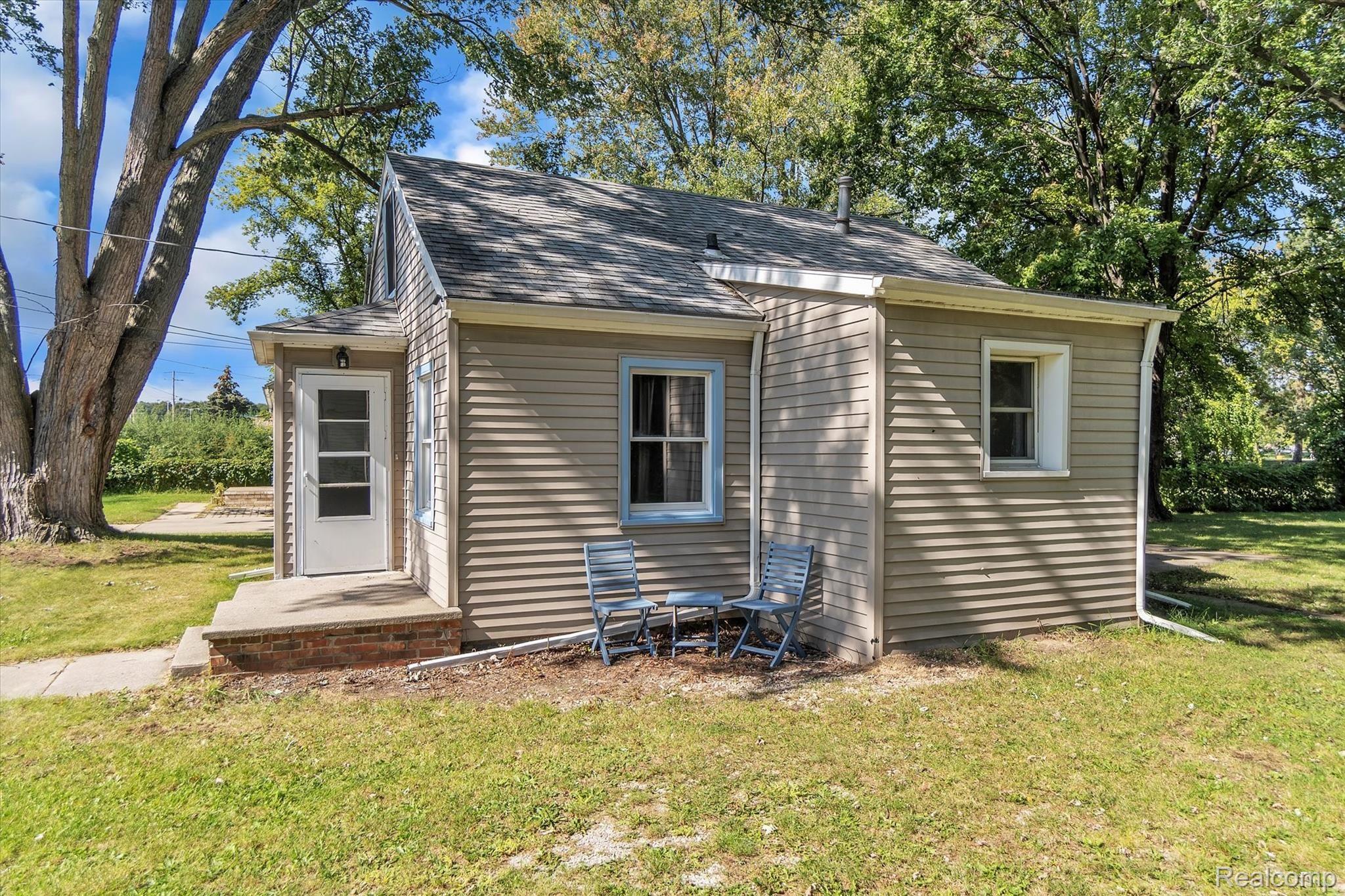 537 Armstrong Road Lansing, MI 48911 - Photo 3 of 27 06-537-Armstrong-Rd-WindowStill-Real-Estate-Photography-4.jpg