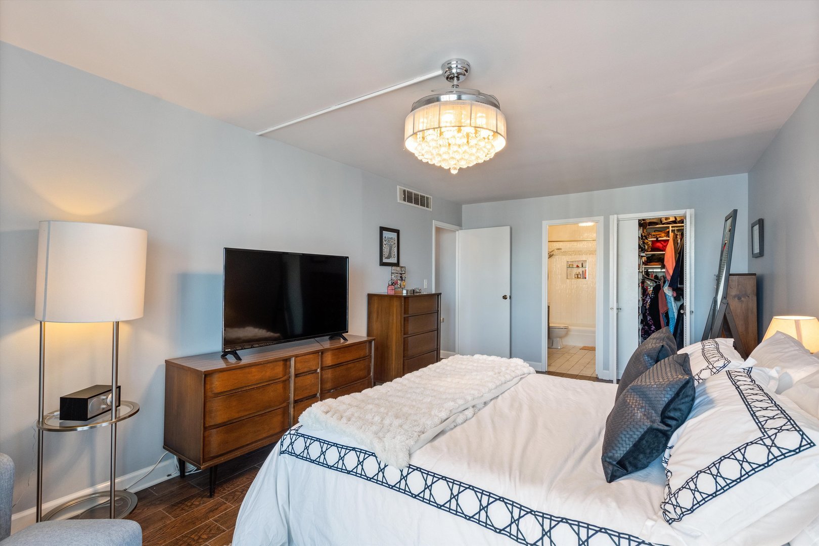 6033 North Sheridan Road, Unit 21D Chicago, IL 60660 - Photo 11 of 22 a bedroom with a bed and a flat screen tv