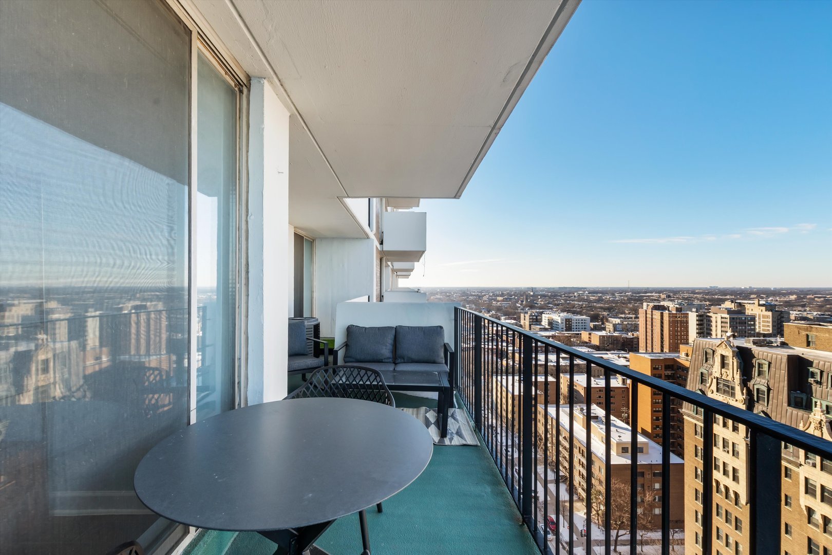 6033 North Sheridan Road, Unit 21D Chicago, IL 60660 - Photo 14 of 22 a view of a balcony having dining space
