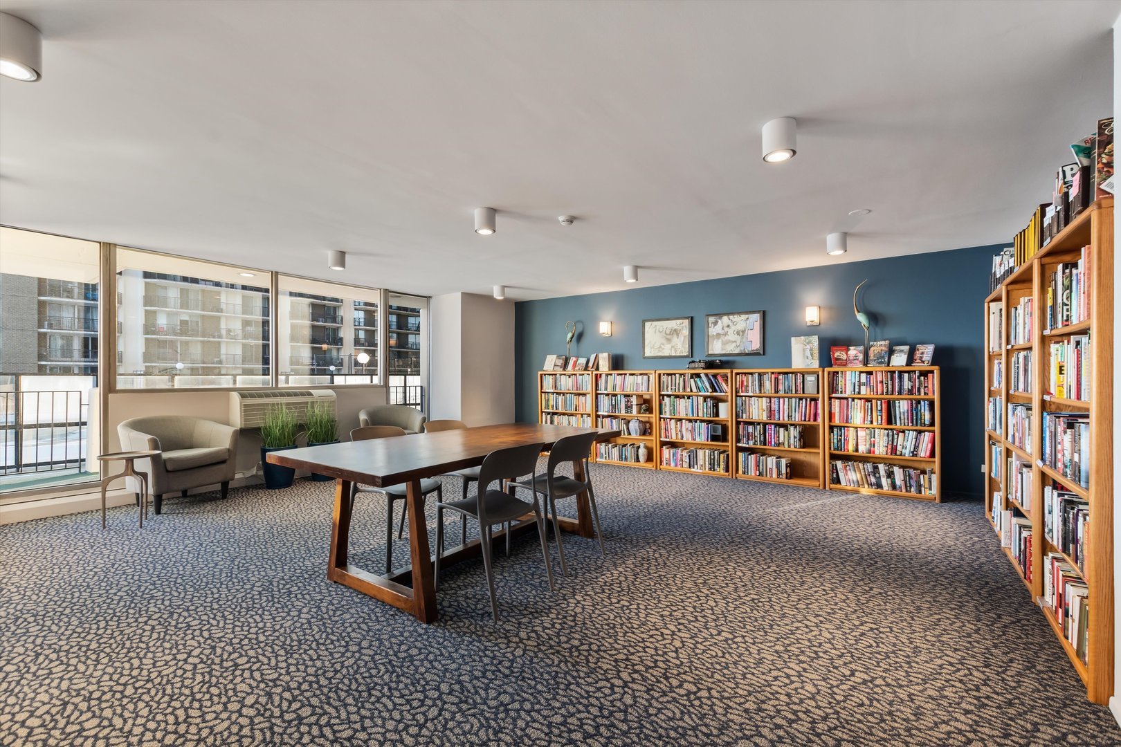 6033 North Sheridan Road, Unit 21D Chicago, IL 60660 - Photo 18 of 22 a living room with furniture a bookshelf and wooden floor