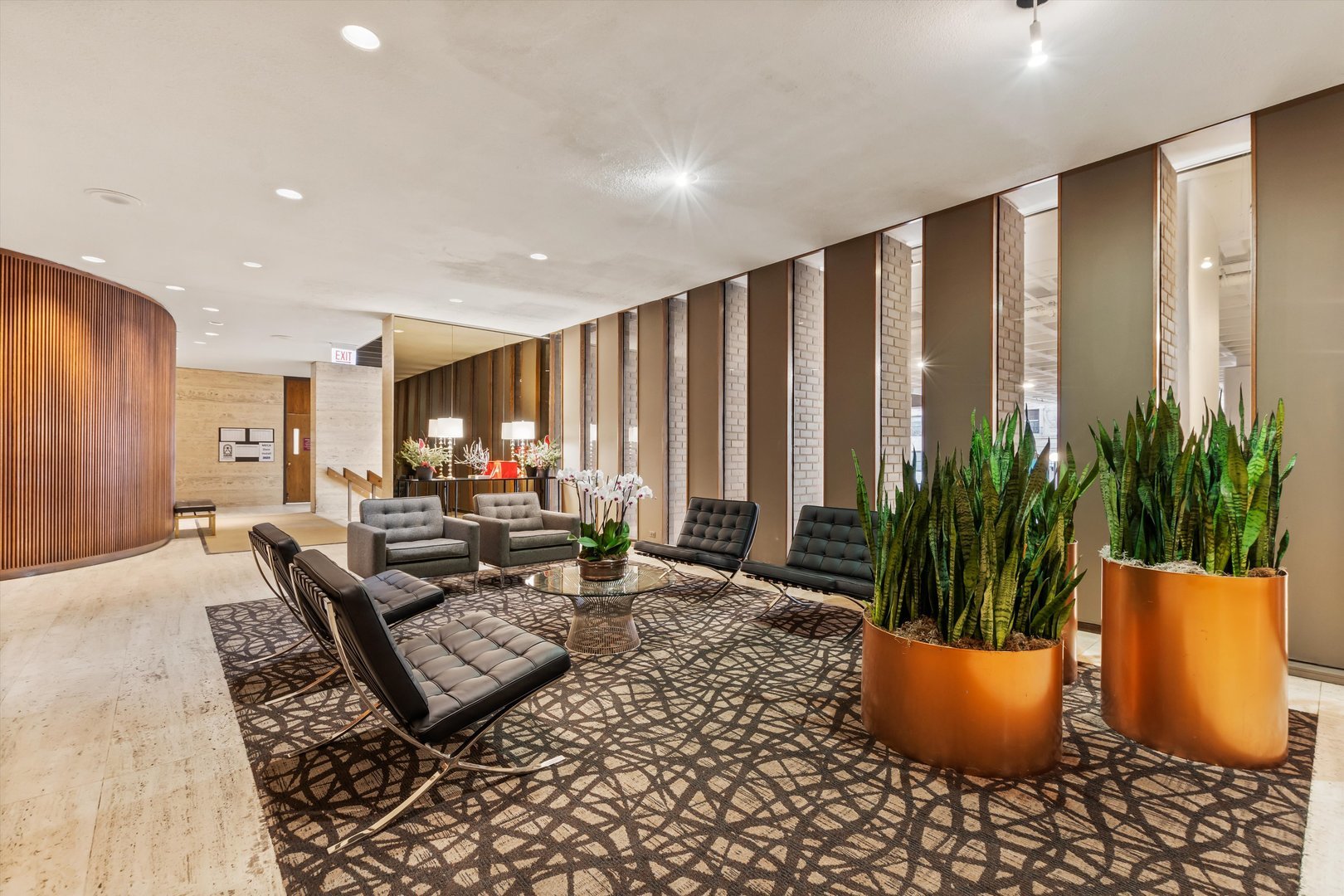 6033 North Sheridan Road, Unit 21D Chicago, IL 60660 - Photo 19 of 22 a living room with furniture and a potted plant
