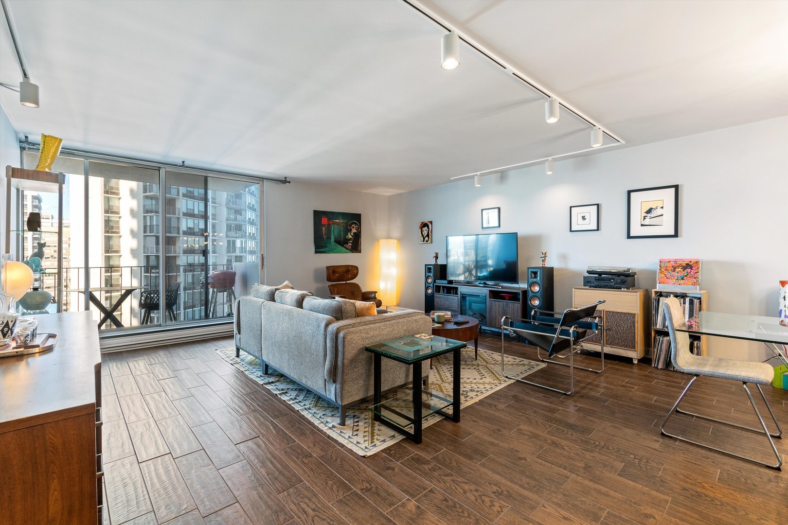 6033 North Sheridan Road, Unit 21D Chicago, IL 60660 - Photo 2 of 22 a living room with furniture and a wooden floor