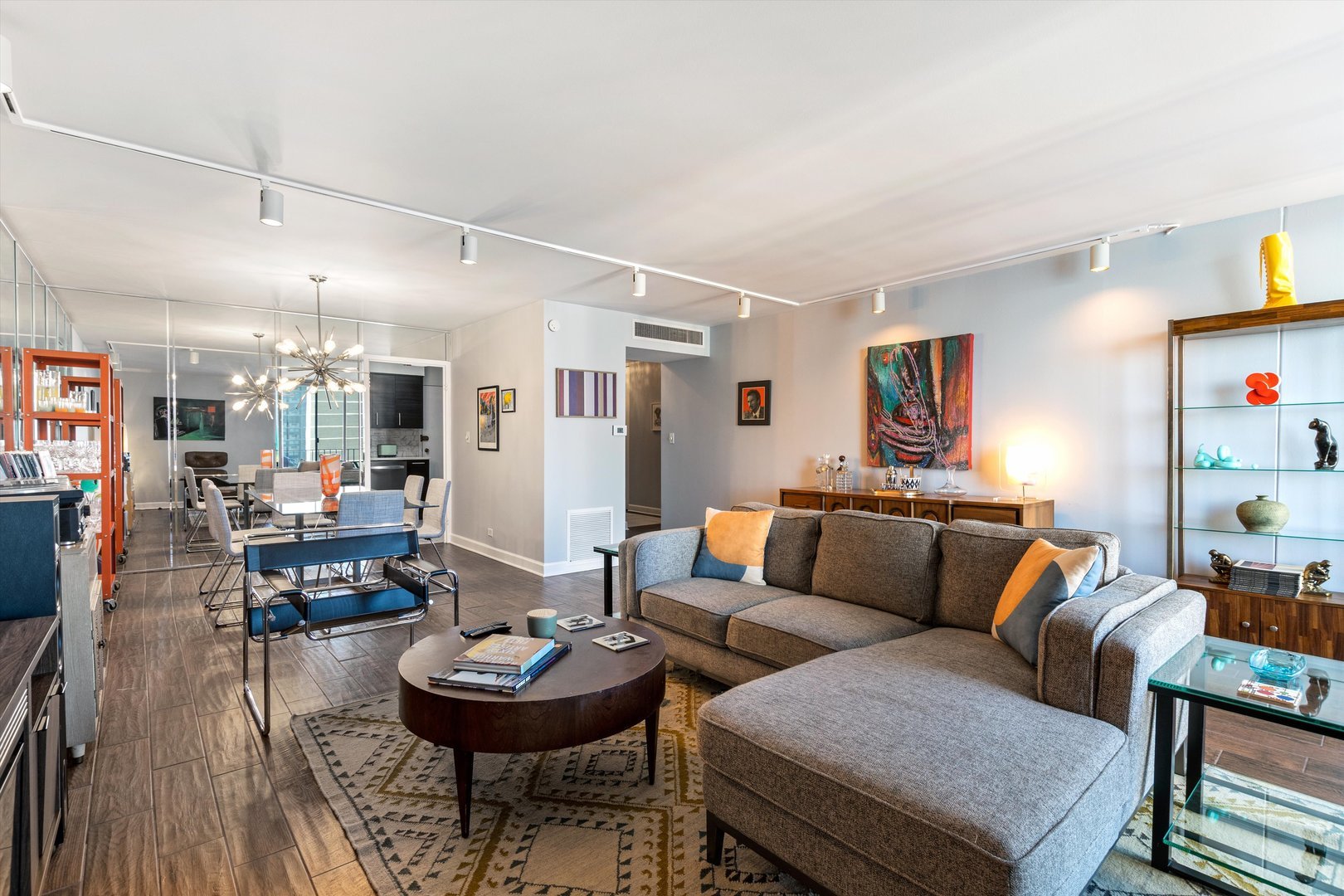6033 North Sheridan Road, Unit 21D Chicago, IL 60660 - Photo 3 of 22 a living room with furniture and a wooden floor