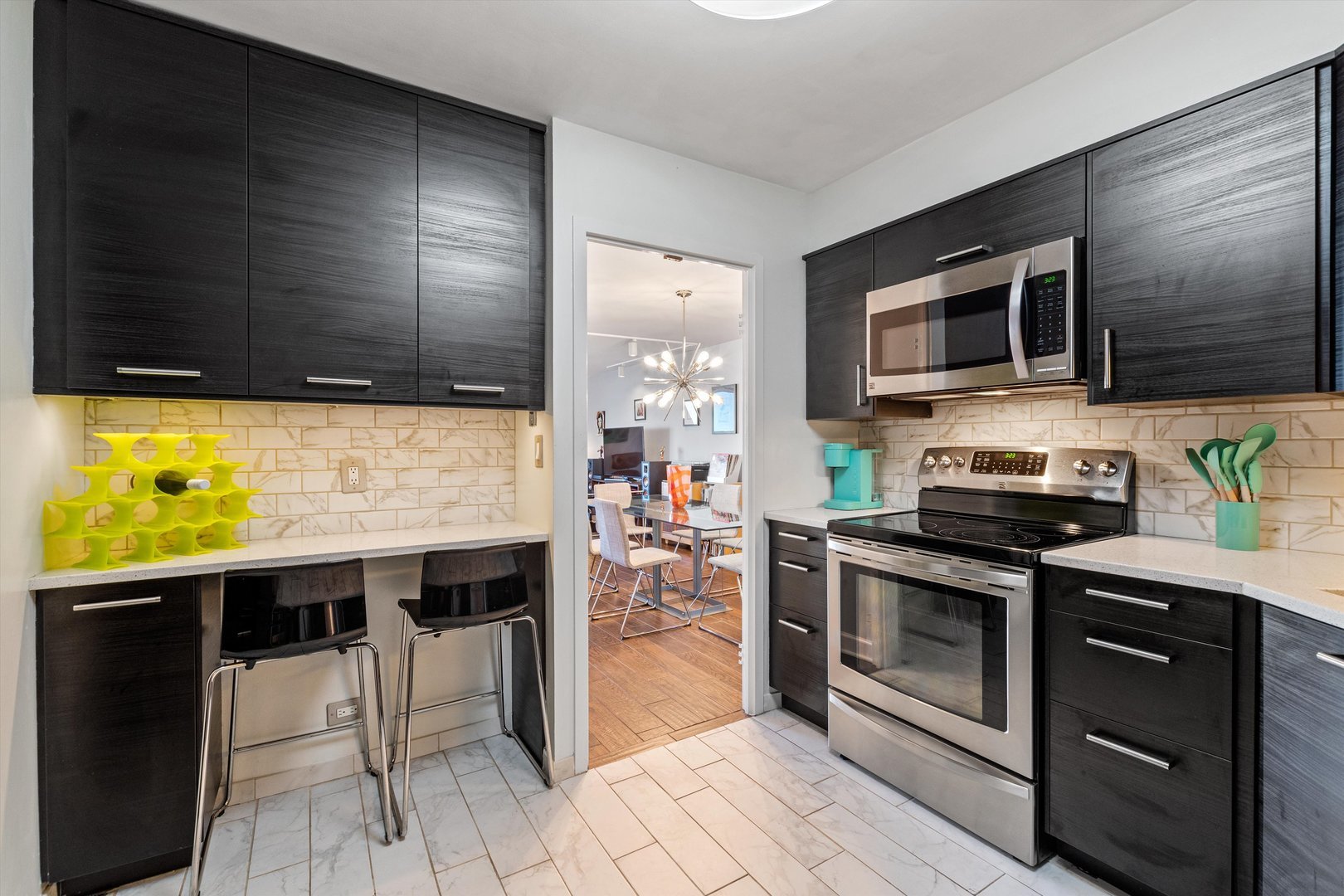 6033 North Sheridan Road, Unit 21D Chicago, IL 60660 - Photo 6 of 22 a kitchen with a stove and a microwave