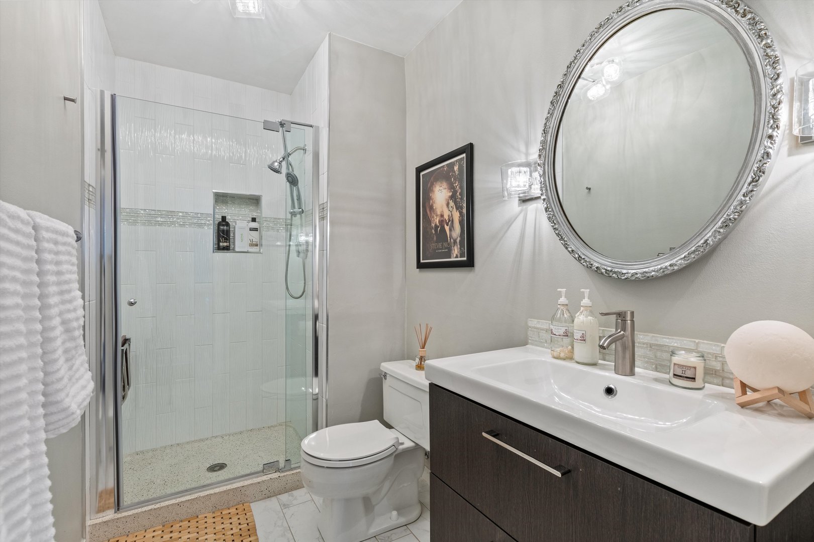 6033 North Sheridan Road, Unit 21D Chicago, IL 60660 - Photo 9 of 22 a bathroom with a sink toilet and shower