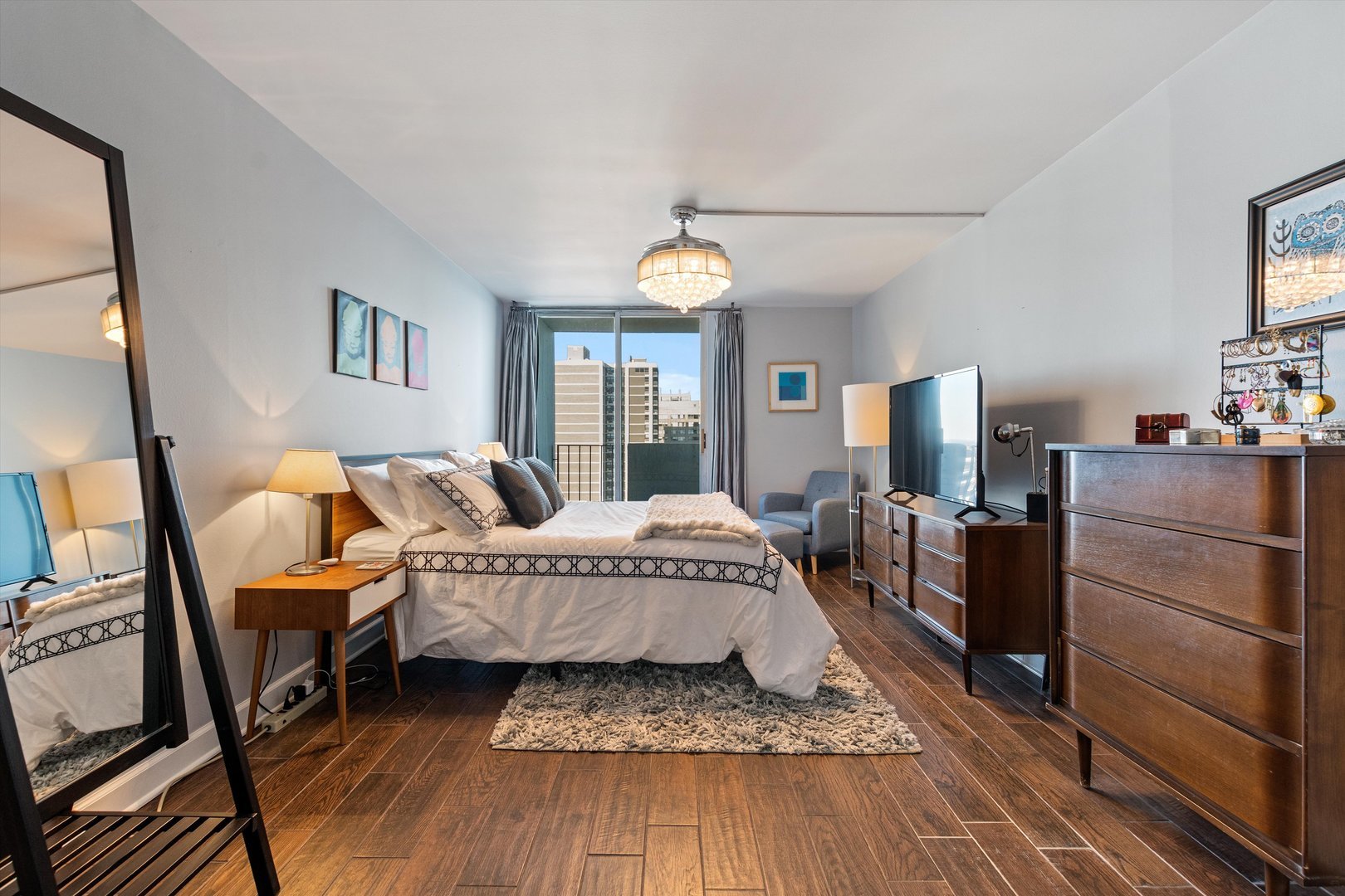 6033 North Sheridan Road, Unit 21D Chicago, IL 60660 - Photo 10 of 22 a living room with furniture and a chandelier