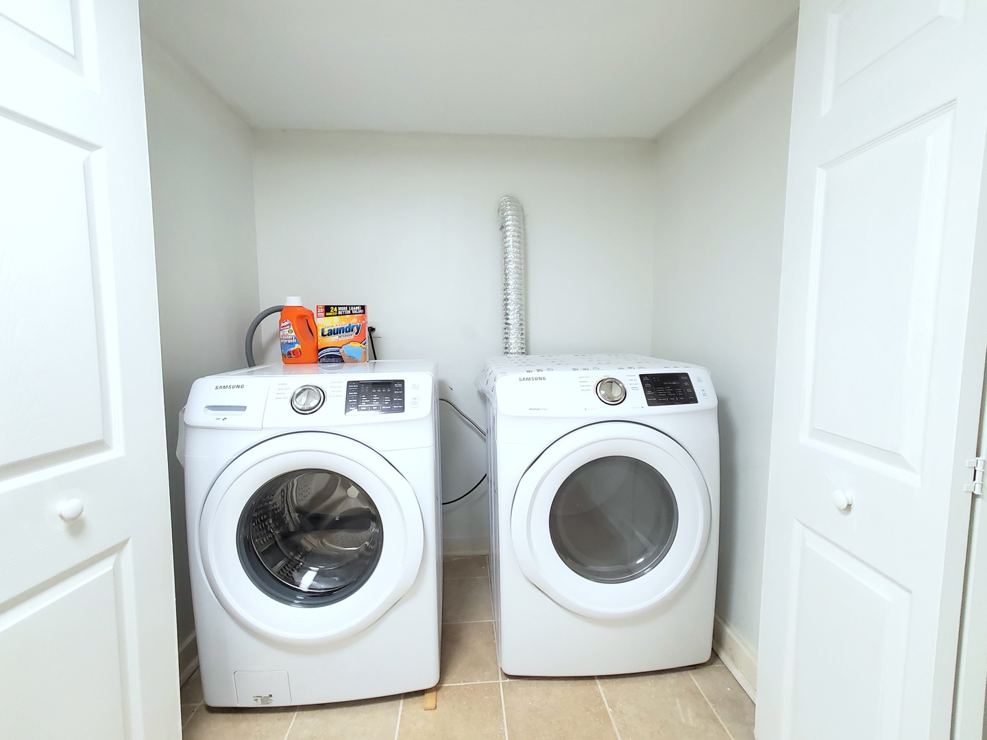 653 East 105th Street Chicago, IL 60628 - Photo 20 of 27 a utility room with dryer and washer
