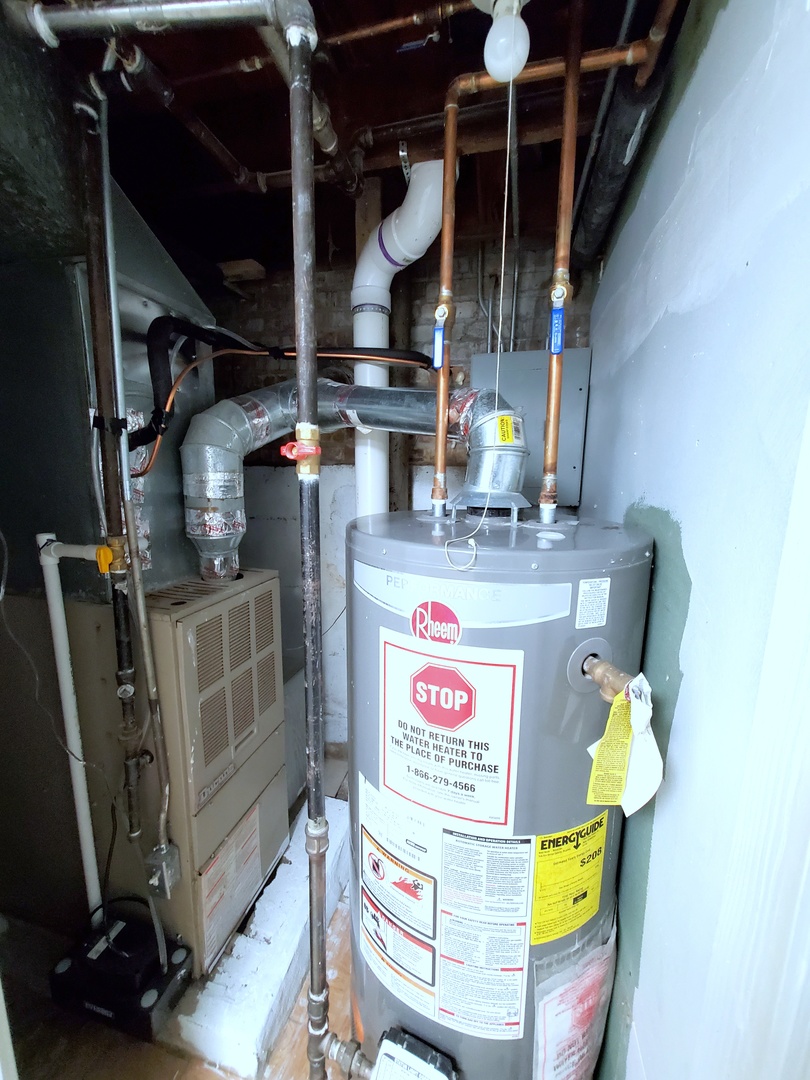653 East 105th Street Chicago, IL 60628 - Photo 23 of 27 a utility room with dryer and washer