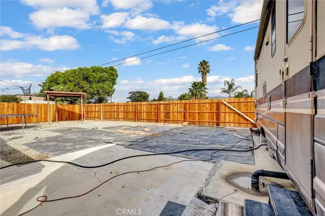 a view of a backyard