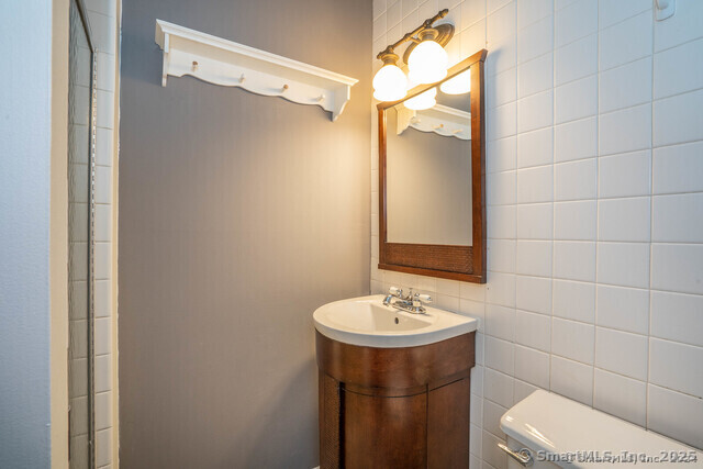 1 Gold Street, Unit 11E Hartford, CT 06103 - Photo 20 of 21 a bathroom with a sink a toilet and shower