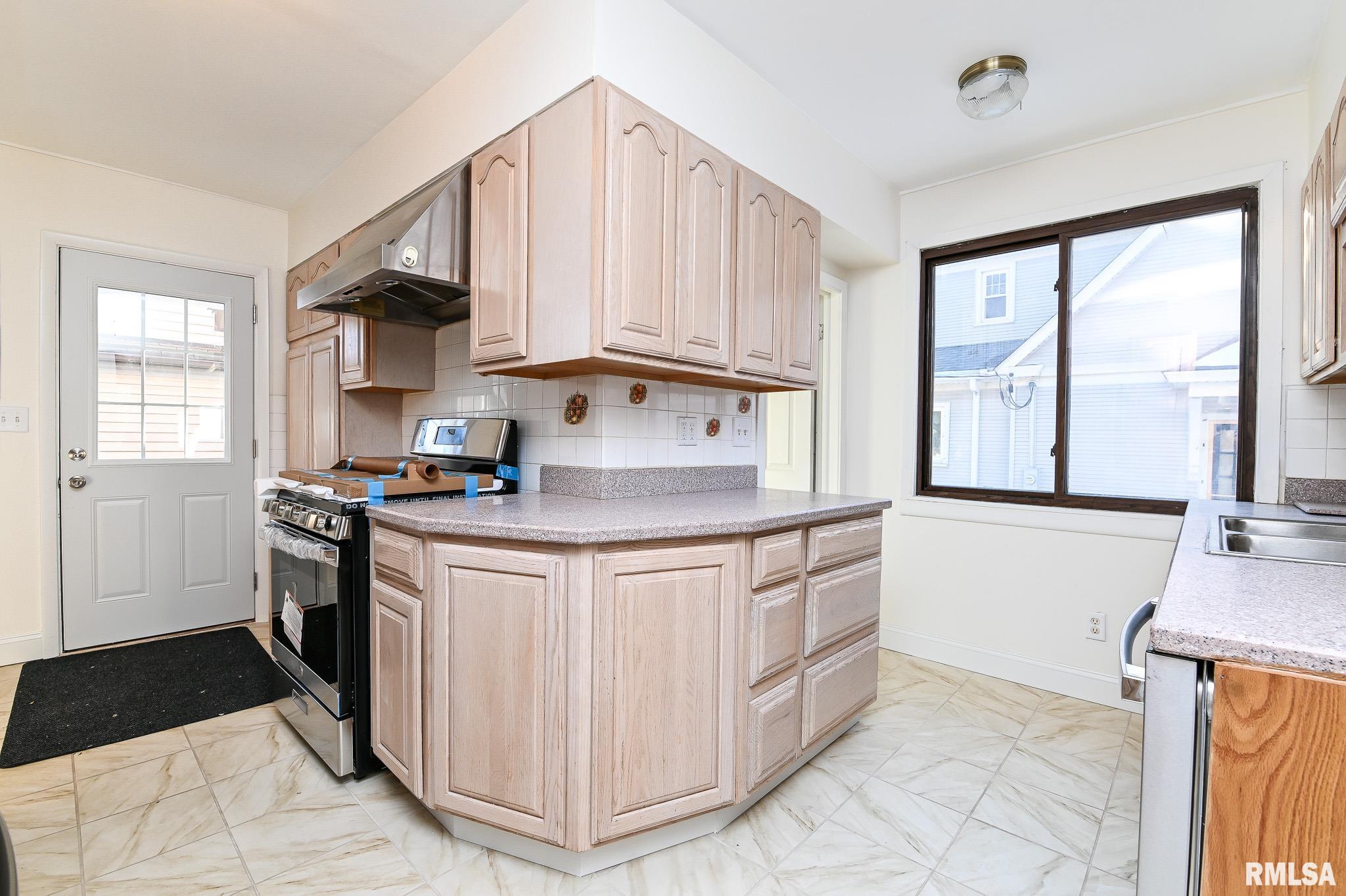 412 Washington Street Pekin, IL 61554 - Photo 5 of 47