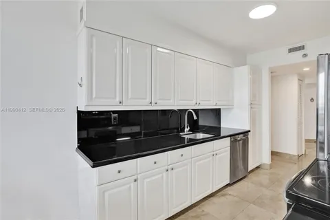 $680,000 | 3598 Yacht Club Drive, Unit 702, Aventura, FL 33180