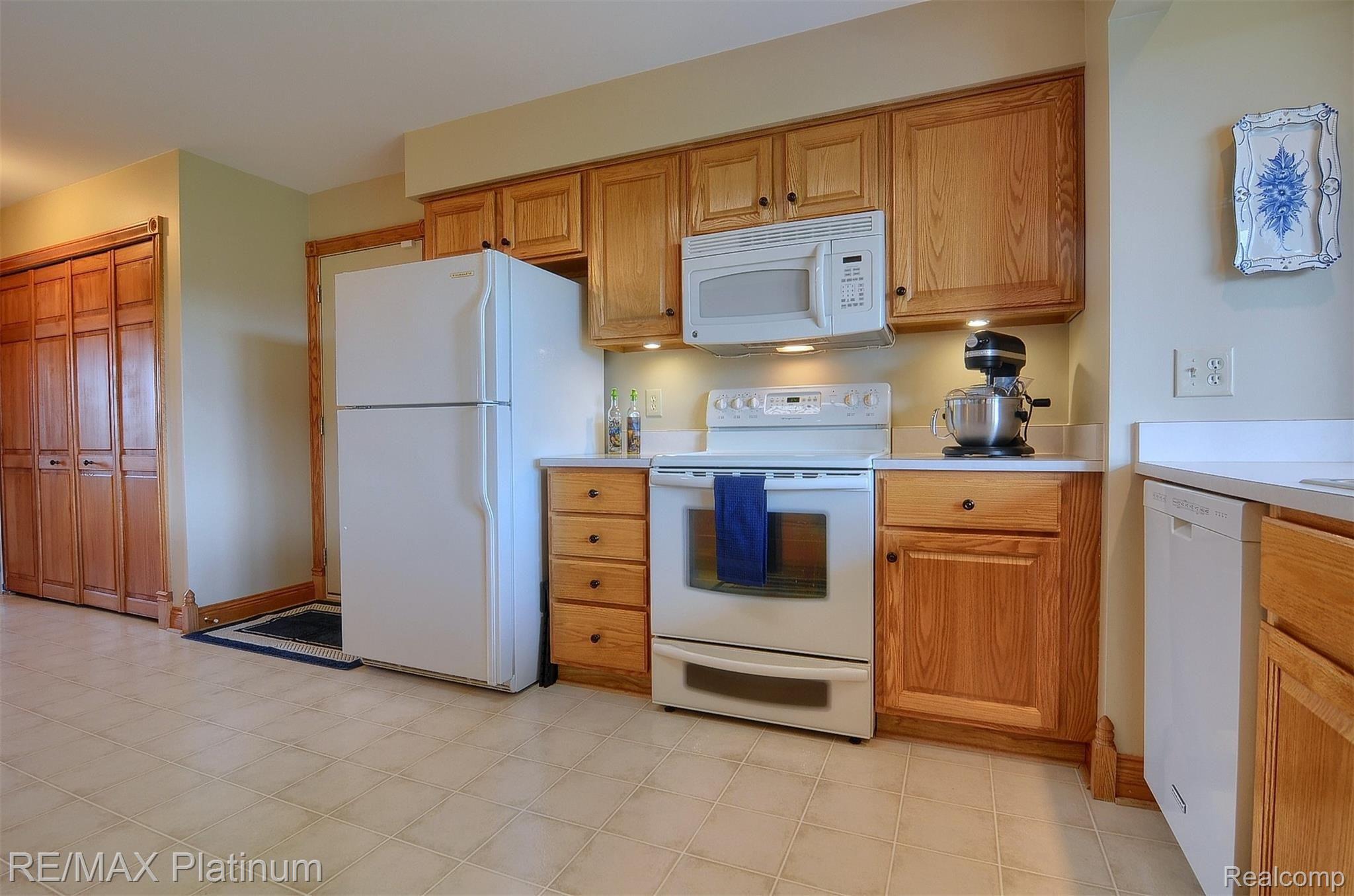 7766 Clyde Road Fenton, MI 48430 - Photo 10 of 31 10-Kitchen 3rd View.jpg