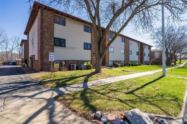 $84,900 | 1916 Tracy Drive, Unit 48, Bloomington, IL 61704