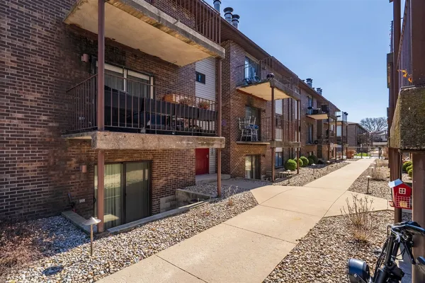 $84,900 | 1916 Tracy Drive, Unit 48, Bloomington, IL 61704