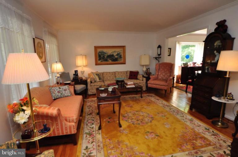 13157 Rounding Run Circle Herndon, VA 20171 - Photo 6 of 14 a living room with furniture and a lamp