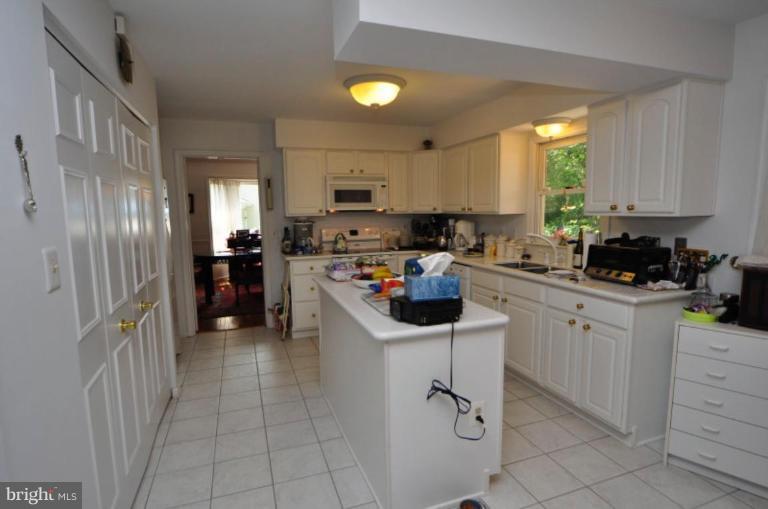 13157 Rounding Run Circle Herndon, VA 20171 - Photo 8 of 14 a kitchen with cabinets and stainless steel appliances