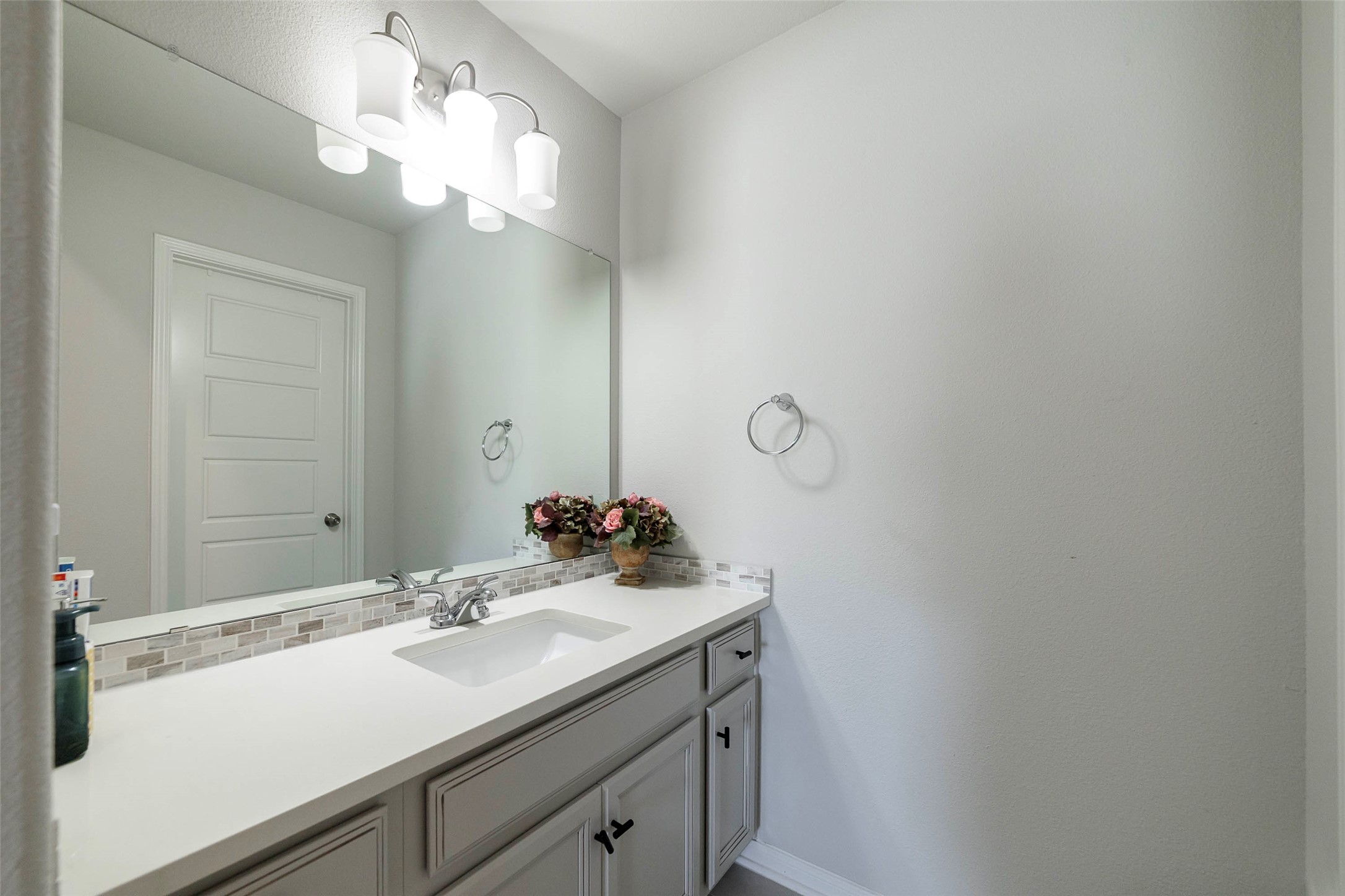 17821 Limestone Spring Lane Austin, TX 78738 - Photo 28 of 40 a bathroom with a sink and a mirror