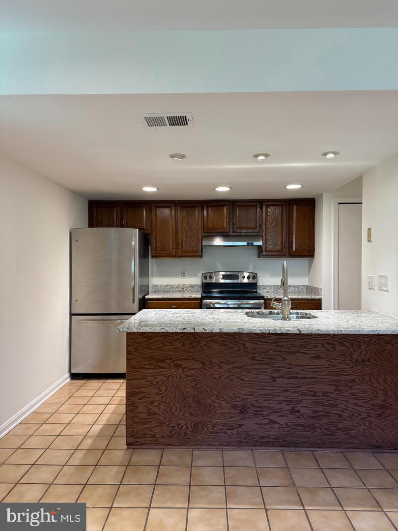 11008 Saffold Way Reston, VA 20190 - Photo 4 of 22