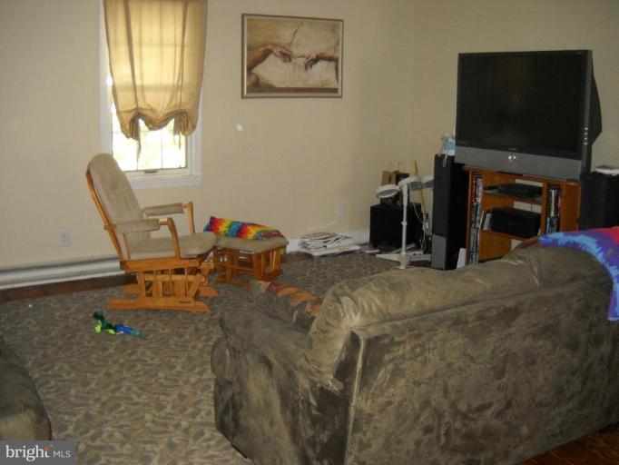 306 Park Avenue Ridgely, MD 21660 - Photo 2 of 19 Living Room