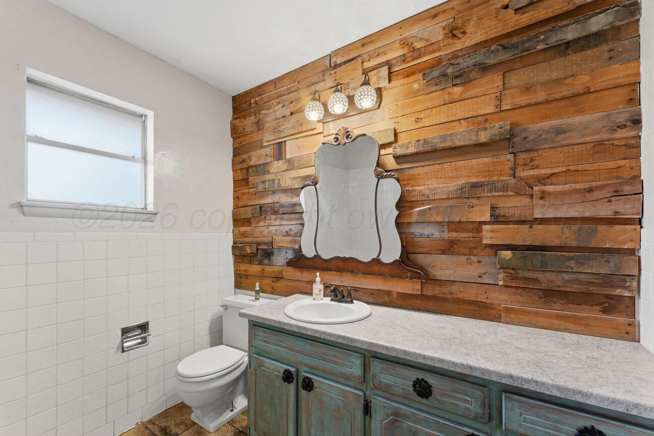 205 Houston Street Borger, TX 79007 - Photo 24 of 57 Downstairs Bath