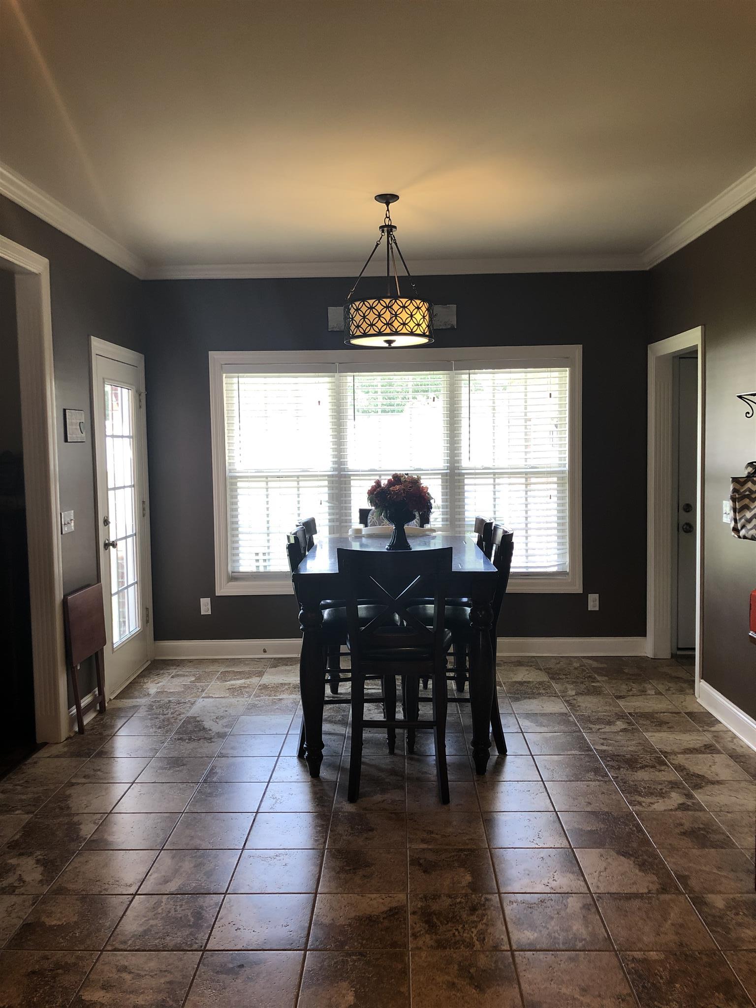 206 Hunters Ridge Drive Tullahoma, TN 37388 - Photo 8 of 18 Great breakfast area with natural lighting