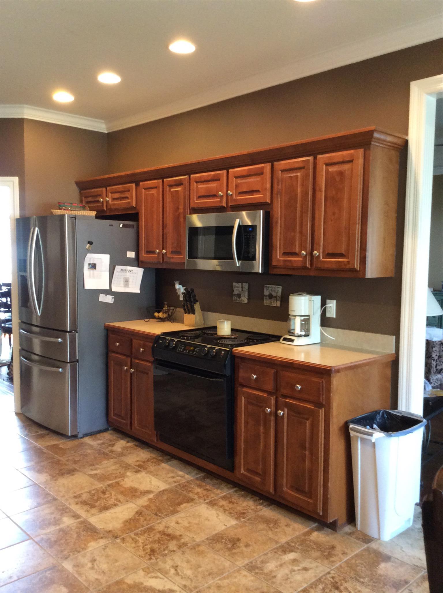 206 Hunters Ridge Drive Tullahoma, TN 37388 - Photo 10 of 18 Stove and microwave stay in this galley style kitchen