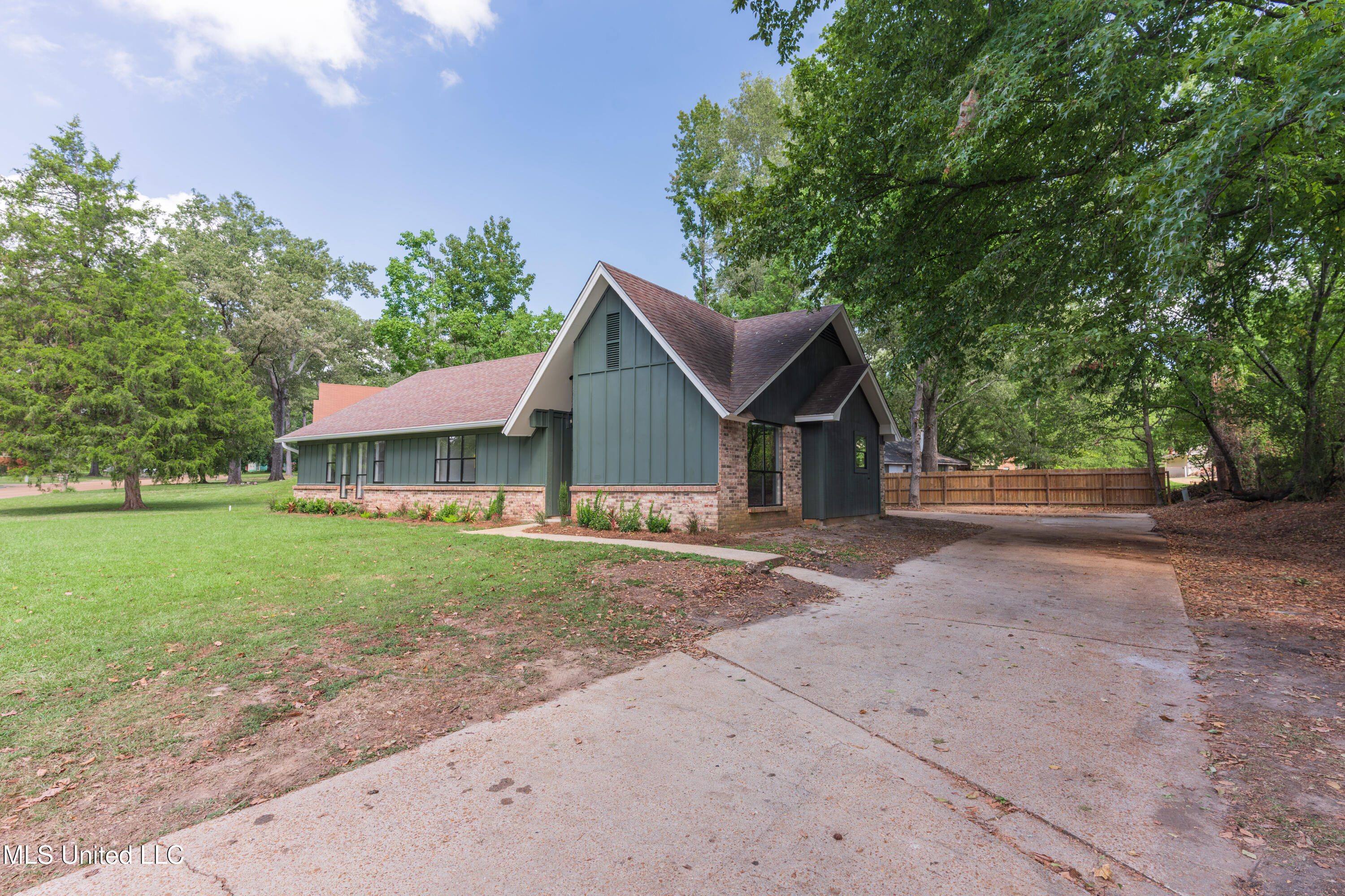 110 Casa Grande Drive Clinton, MS 39056 - Photo 4 of 46 4-Front