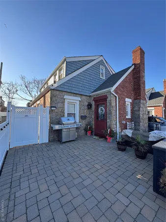 a view of a house with backyard