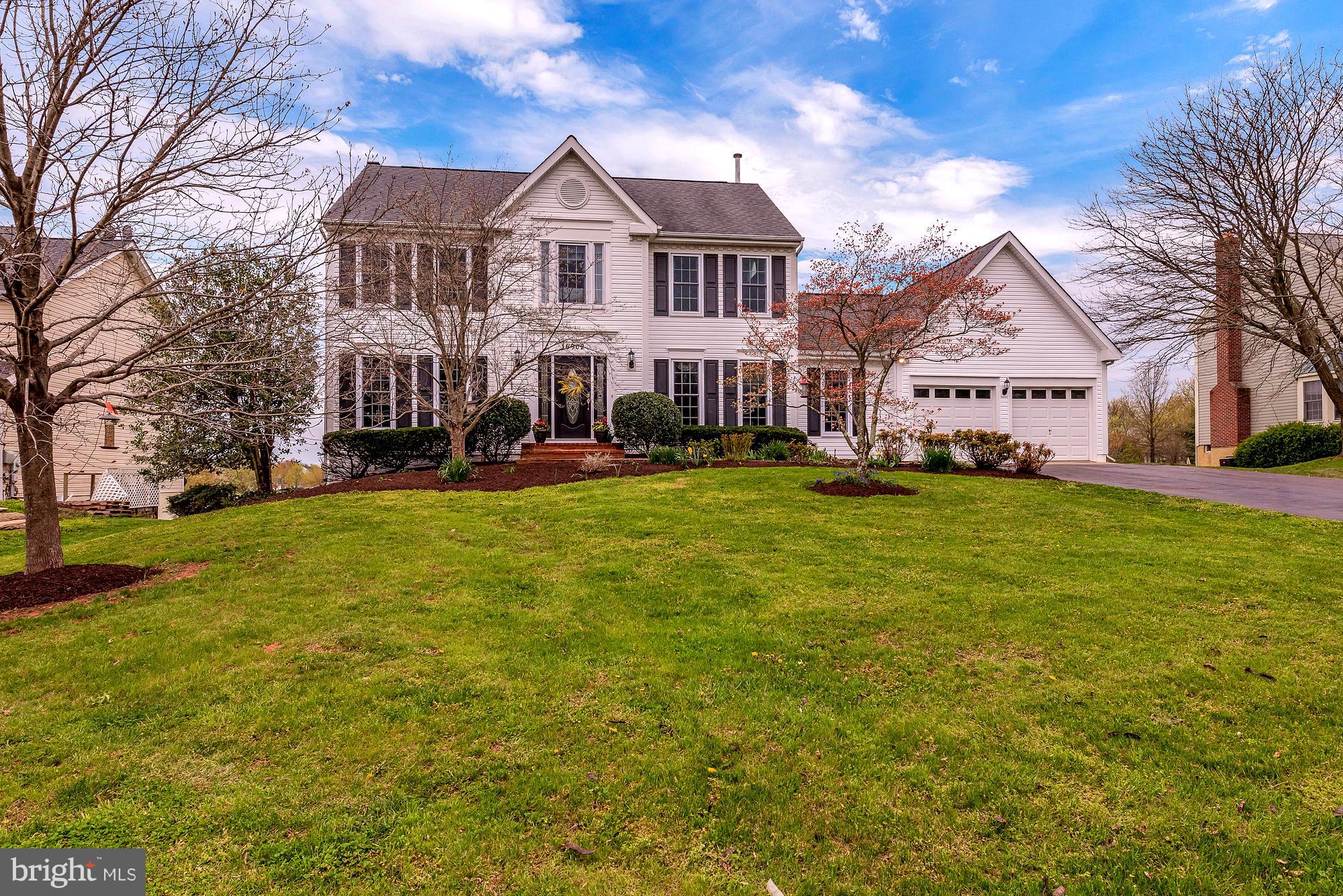 16902 Hoskinson Road Poolesville, MD 20837 - Photo 2 of 30 Generous front yard